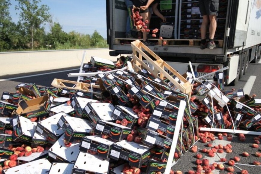 Camions de la cooperativa Fruits de Ponent atacats per agricultors francesos