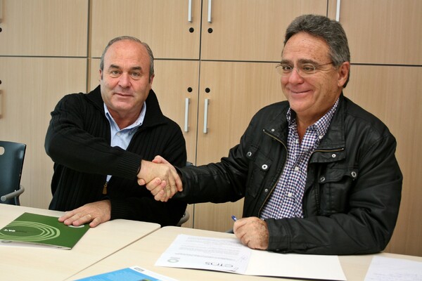 Ramon Sarroca, president de la FCAC i Lluís Arola, director del CTNS, signant el conveni de col·laboració