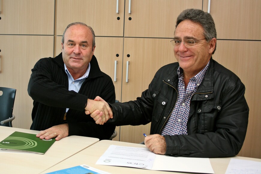 Ramon Sarroca, president de la FCAC i Lluís Arola, director del CTNS, signant el conveni de col·laboració