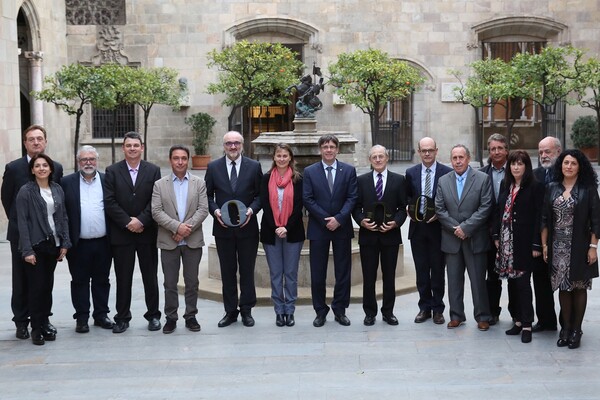 El president Carles Puigdemont i la consellera d’Agricultura Meritxell Serret, amb els representants de les DOP i els guardonats
