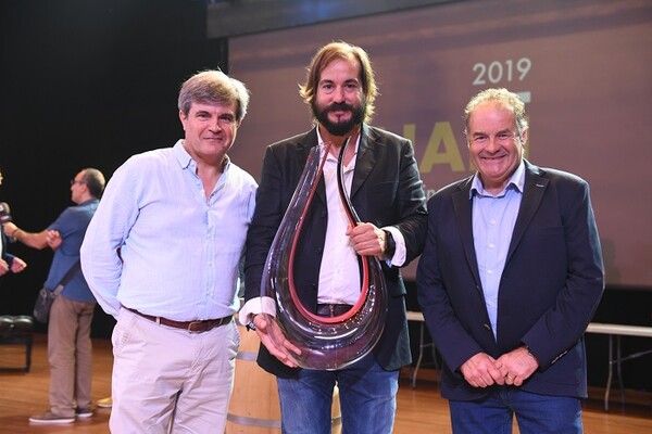 Lluís Roig, gerent; Jaume Arbolés, enòleg; i Magí Baltà, president de Cellers Domenys, amb el Premi Millor Celler 2019