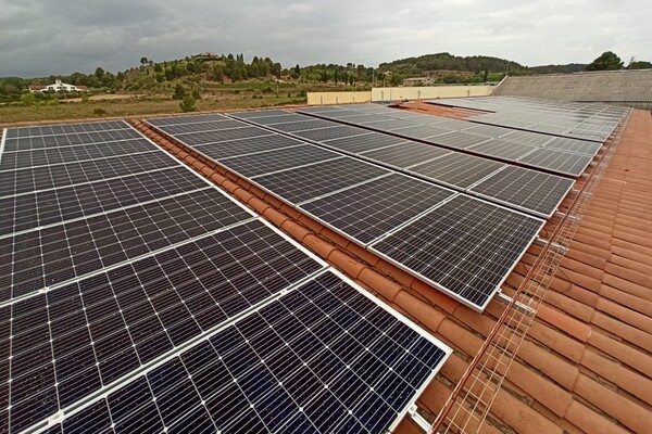 Plaques fotovoltaiques a la planta de Sant Sadurní